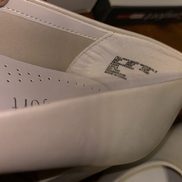 NWT I Comfort size 9 women’s bone color heels only worn to try on. - Picture 3 of 7